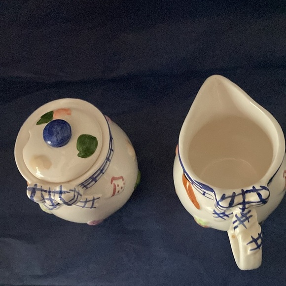 Ceramic sugar bowl and creamer set white with painted ribbon and bow design - Picture 3 of 11
